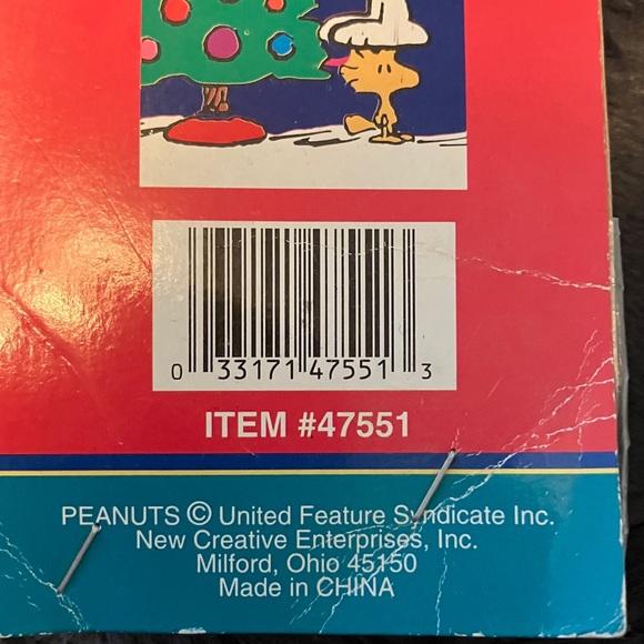 Decorating Snoopy Peanuts Christmas Appliqué Flag 28"x44" (Large) - Picture 3 of 6